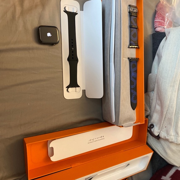 COPY - Hermes Apple Watch series 7 - Picture 4 of 10